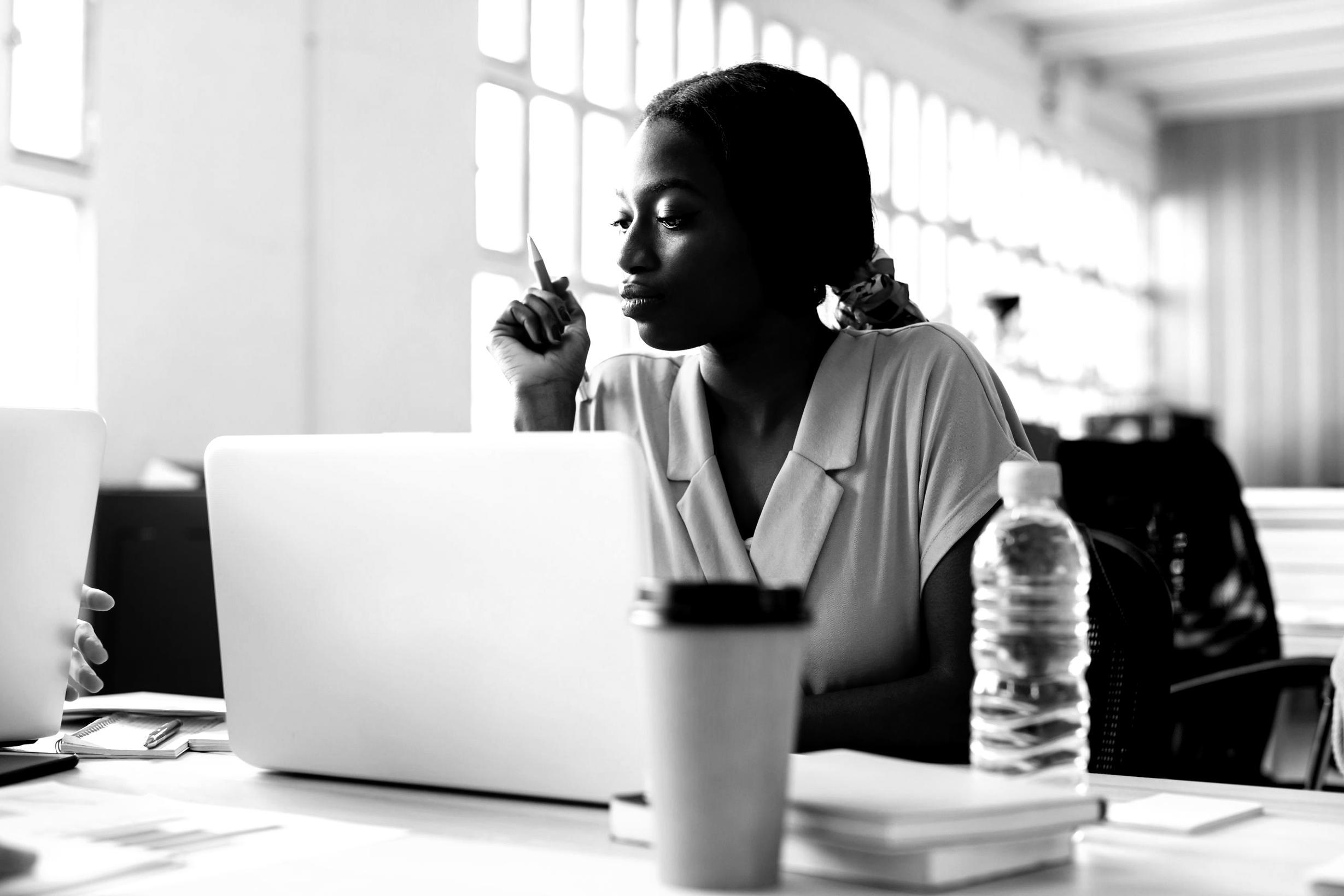 Interface de tableau de bord financier affichant des graphiques de dépenses mensuelles