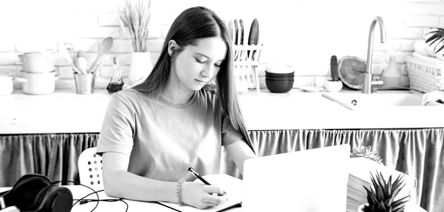 Étudiant analysant ses dépenses mensuelles sur un ordinateur portable