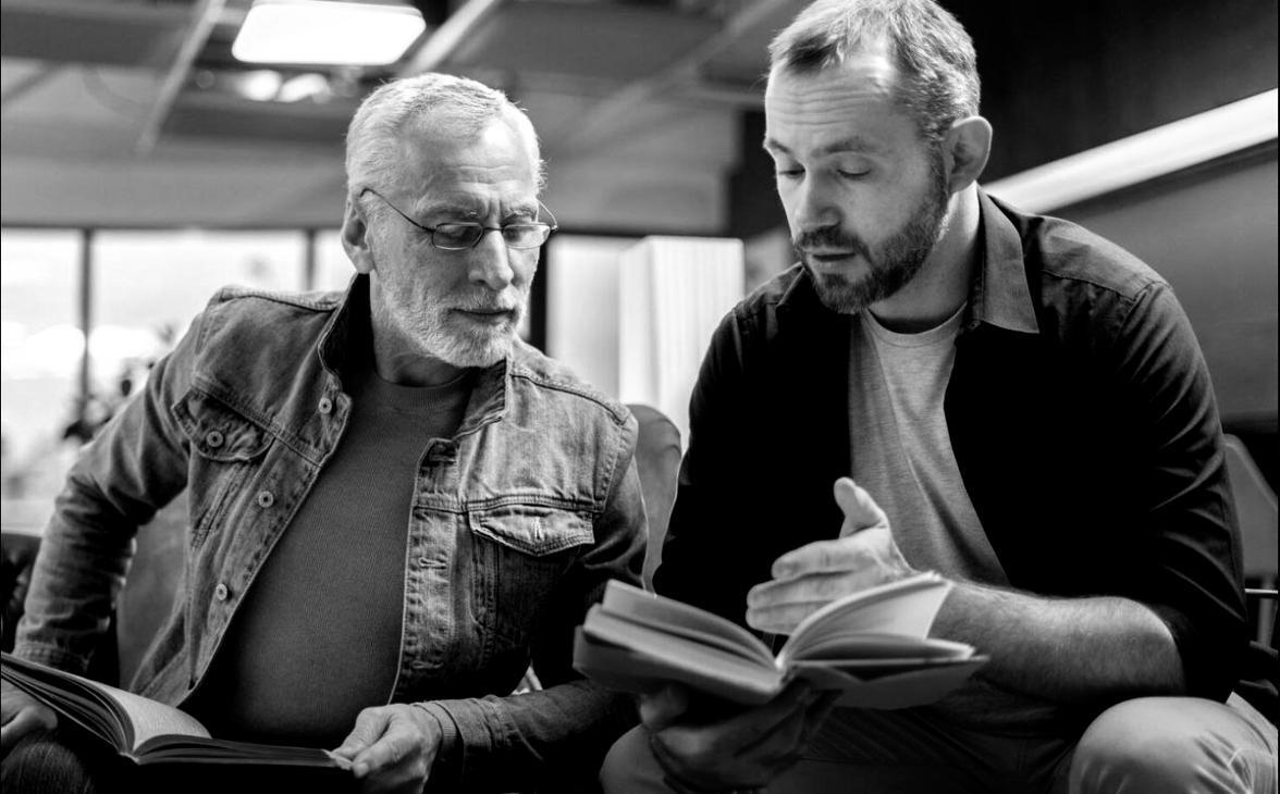 Espace de travail collaboratif avec écrans montrant des analyses financières